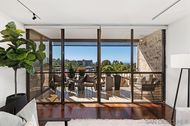 Building Photo - 2500 Torrey Pines Rd