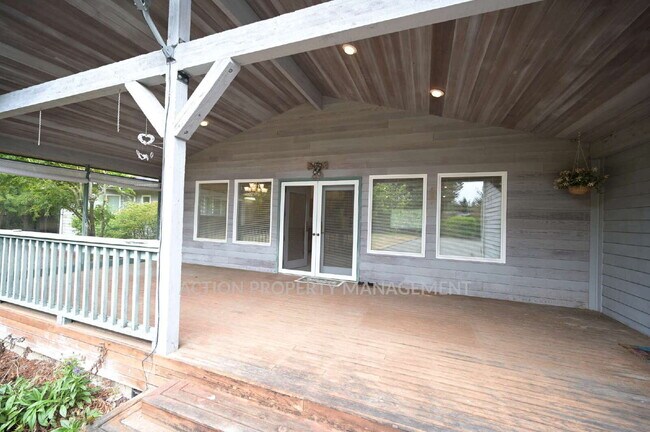 Foto del edificio - 3 bed 2.5 bath home in a private country setting, close to town. All new luxury vinyl plank floor...