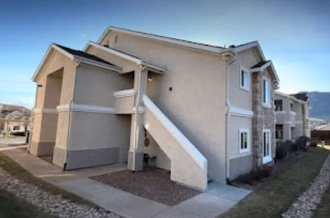 3 Bed Top Floor Condo near Ft. Carson with detached Garage - 3 Bed Top Floor Condo near Ft. Carson with detached Garage