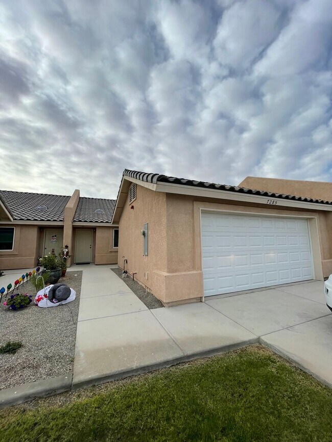 Foto del edificio - Desert Sky Townhome w/ Landscaping and Appliances!