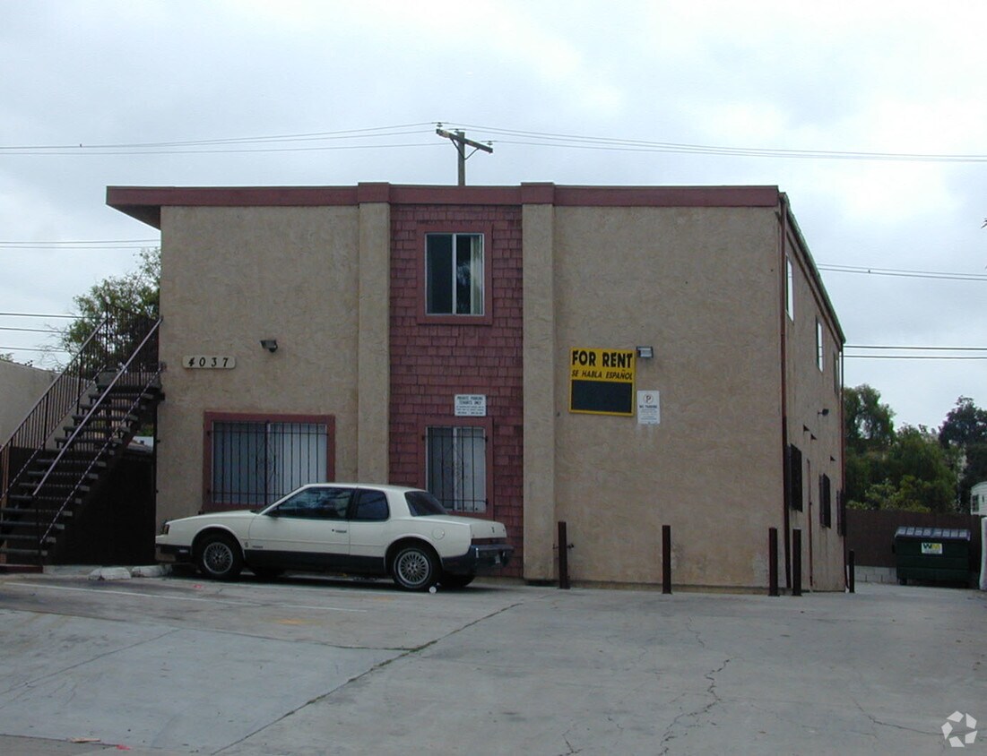 Foto del edificio - 4037 Winona Ave