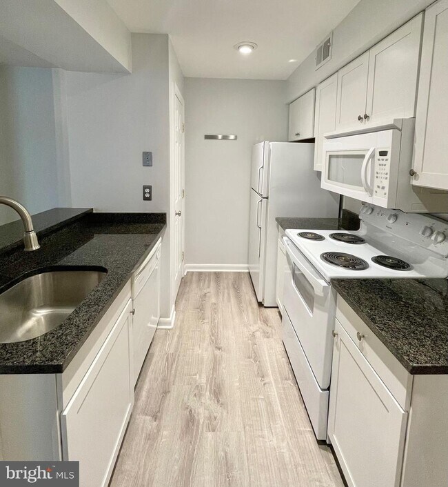 Foto del edificio - 8511 Barrington Ct