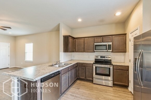 Foto del edificio - NOW AVAILABLE! - 532 Long Leaf Dr, New Bra...