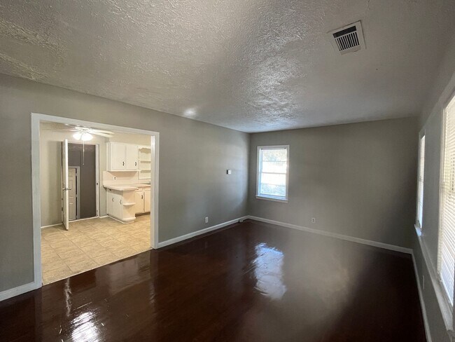 Building Photo - **ON HOLD**4 Bedroom / 2 Bathroom Home for...