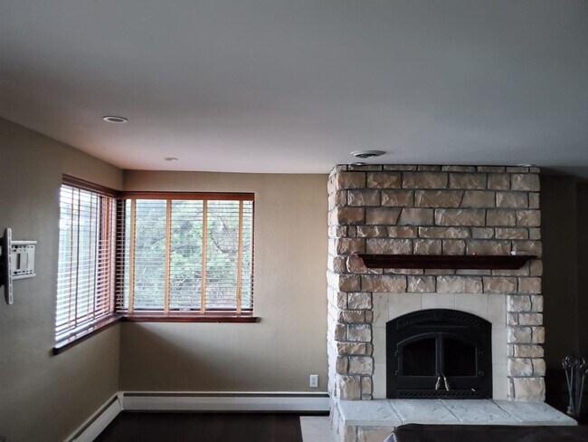 Foto del edificio - Large two bedroom top floor Condo....over ...
