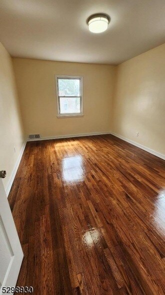 Building Photo - 170 Midland Pl