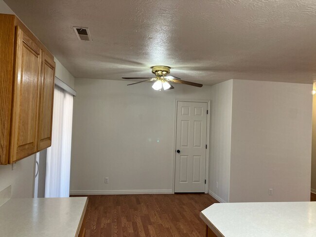Foto del edificio - 627 E Springhill Dr
