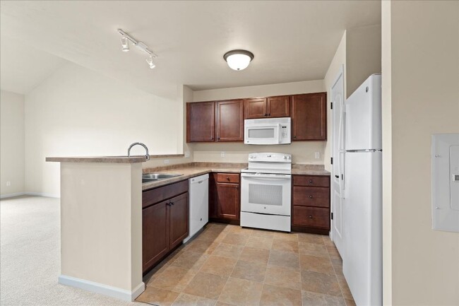 Kitchen with pantry and breakfast bar - Broadway Commons LLC