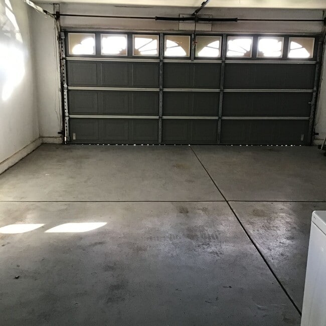 Building Photo - Special $200.00 off of first month's rent 3 Bedroom 2 Bath Home