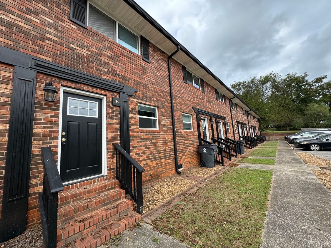 Primary Photo - Nice 2/1 Brick Apartment in Cave Spring- $995