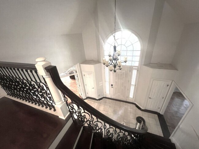 Building Photo - 6400 sq ft RARE Luxury home available for ...