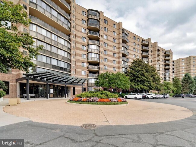 Foto del edificio - 8350 Greensboro Dr
