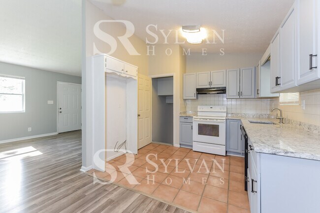 Building Photo - Don't miss out on this charming 3 BR 2 BA, home!