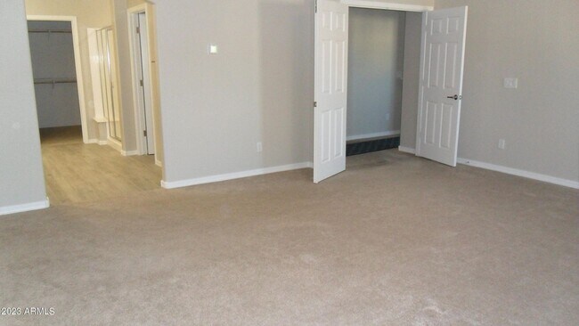 Building Photo - Large 4 Bedroom 3 Bath Home!