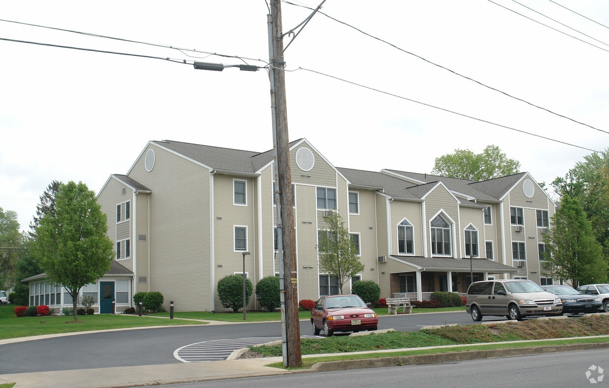 Primary Photo - High Street Manor