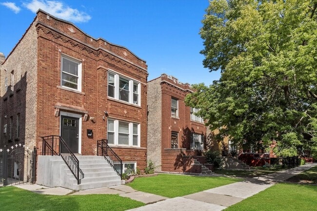Building Photo - 2246 N Leamington Ave