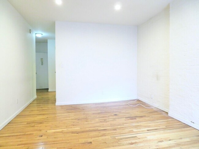 Building Photo - 1670 3rd Ave