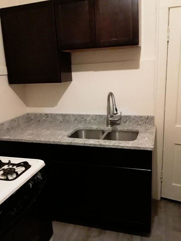 Foto principal - 1622 W 82nd St