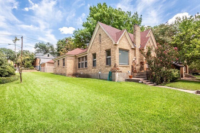 Building Photo - 3-Bedroom, 2-Bath Tudor Home in Hollywood ...