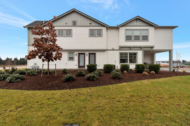 Edificio multifamiliar con ventanas a espacios verdes - 7471 SE Kinnaman St