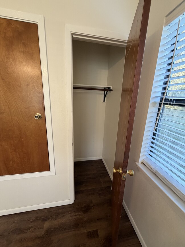 Building Photo - 817 Tanager Rd