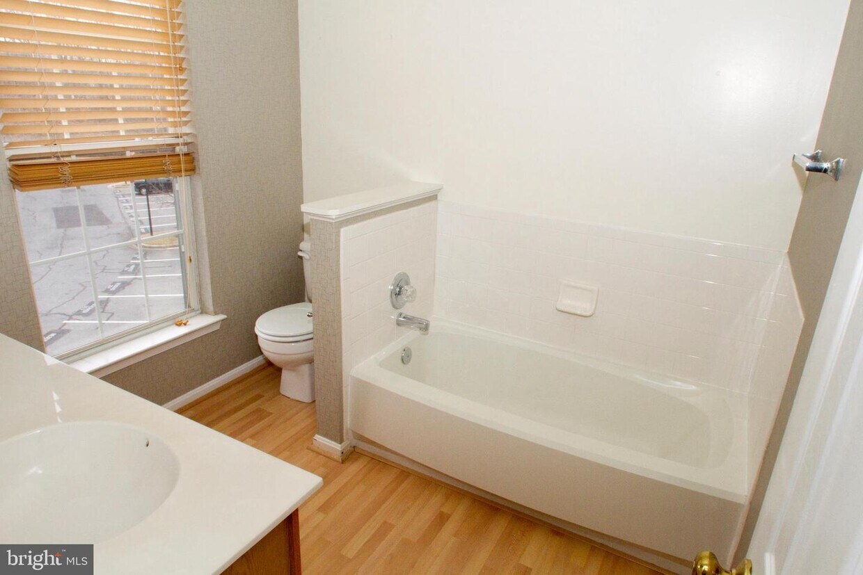 Foto del edificio - 6113 Silver Leaf Ln