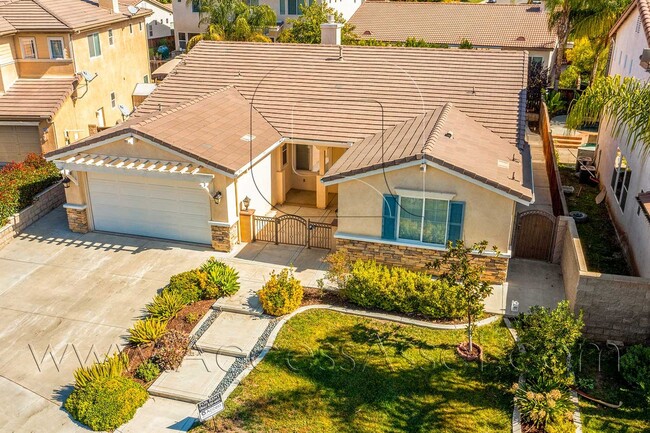 Building Photo - Beautiful 3 Bed/ 3 Bath Single Story Home ...