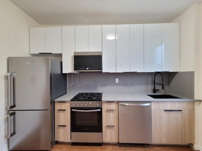 Building Photo - NEWLY RENOVATED==> 2BED + HOME OFFICE ==> ...