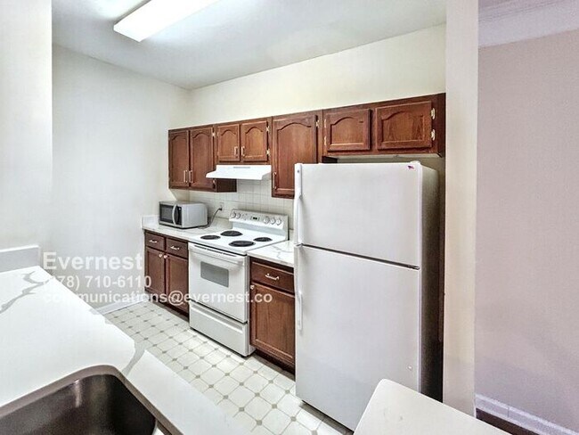 Foto del edificio - 2700 Pine Tree Rd NE
