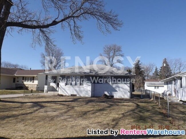 Building Photo - Available July 1st - 2 bed 2 bath, Single Family Home in Richfield!