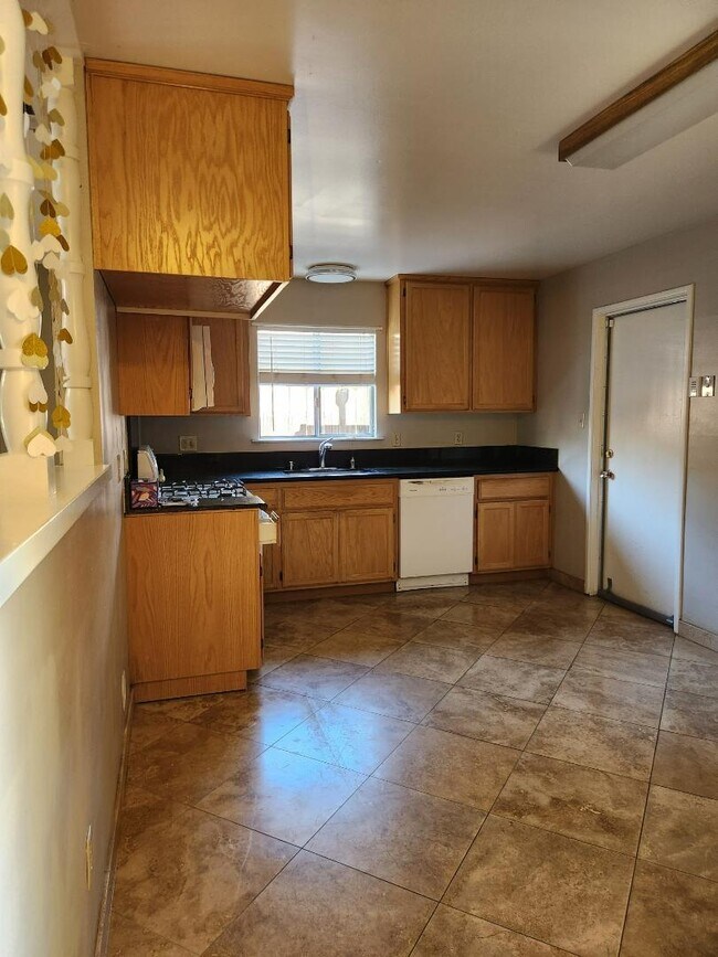 Foto del edificio - 6650 Chandler Dr