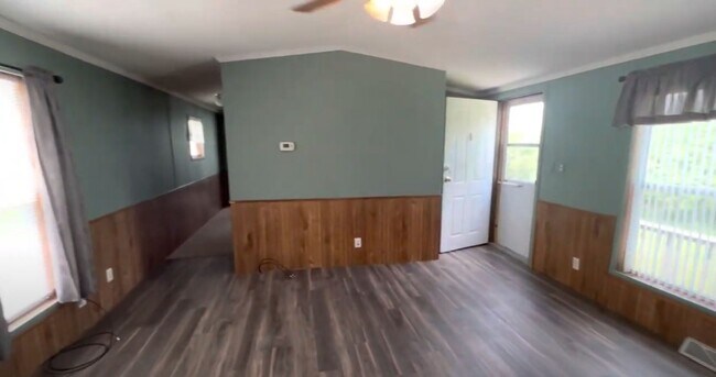 Foto del edificio - 3235 Highway 1 SW Iowa City, IA - Availabl...