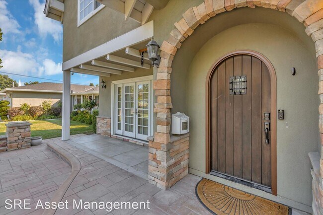 Foto del edificio - 4 br, 4 bath House - 2160 Newport Ave