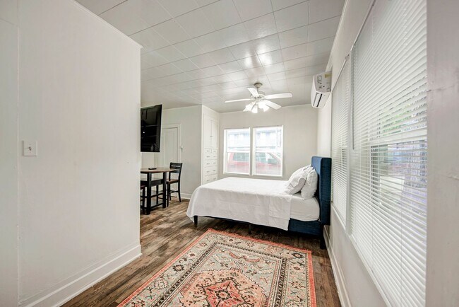 Foto del edificio - Charming Fully Furnished Studio in the Heart of UT Campus – $1,500/Month