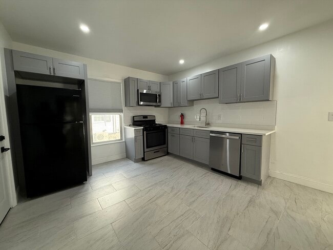 Building Photo - 15 Linwood St