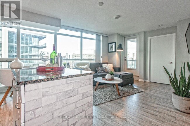 Building Photo - 215 Fort York Blvd