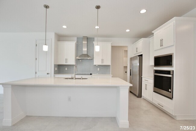 Foto del edificio - BRAND NEW - Stunning 4/3 Spacious Home wit...