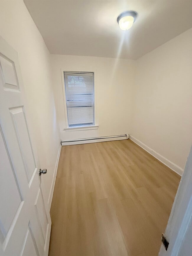 Building Photo - 406 Woodlawn Ave