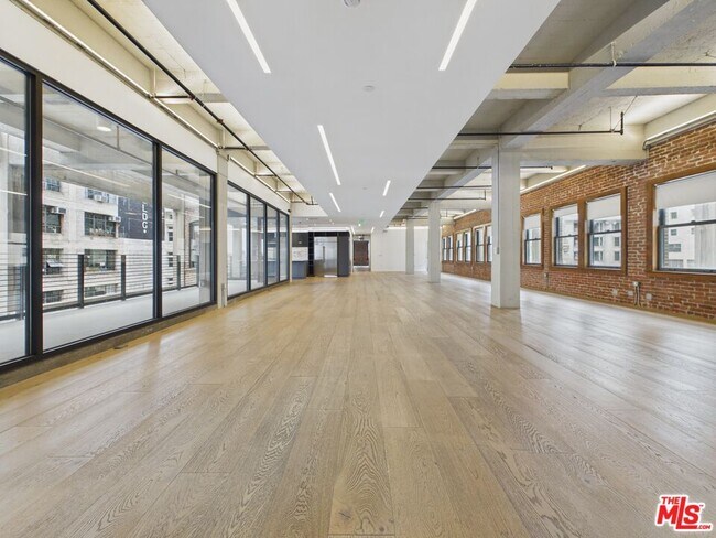 Building Photo - 808 S Broadway