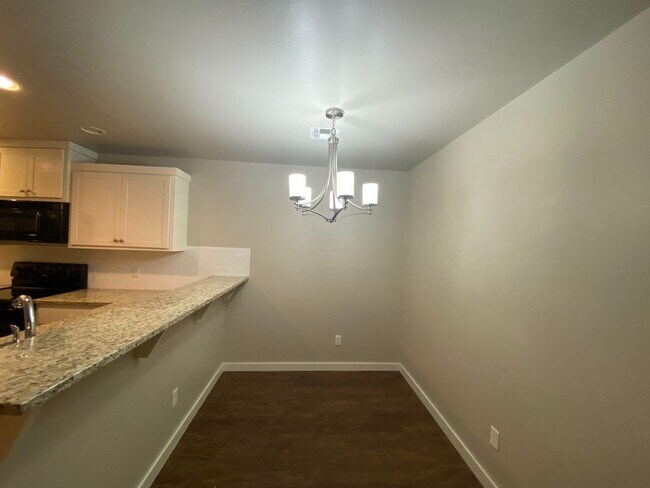 Building Photo - 3 Bed 2 Bath 2 Car Garage Duplex In Moore ...