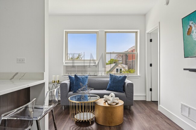 Foto del edificio - Modern & Brand New 1-Bedroom in Andersonville: Hosting Ready with Luxe Kitchen