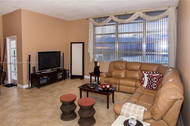 Building Photo - 1301 NE Miami Gardens Dr