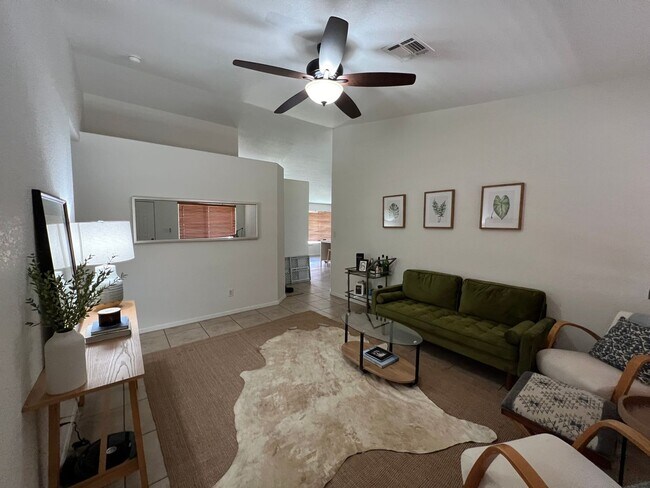 Foto del edificio - SOLAR & POOL HOME!