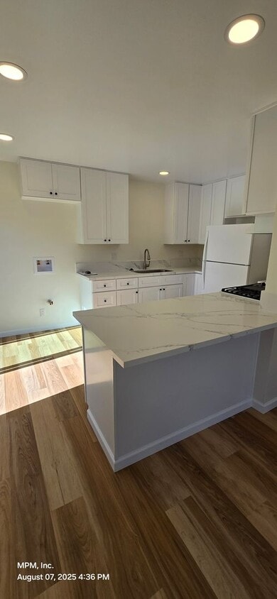 Primary Photo - 2 bedroom 1.5 bath Apartment