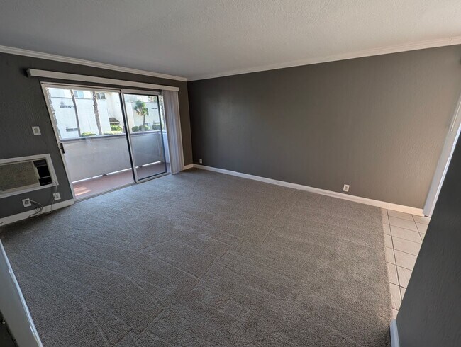 Foto del edificio - 2nd Floor Condo Available Now - Great Location!