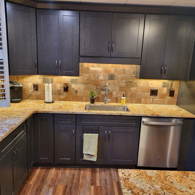 Kitchen backsplash lighted - 2815 W Price Creek Rd