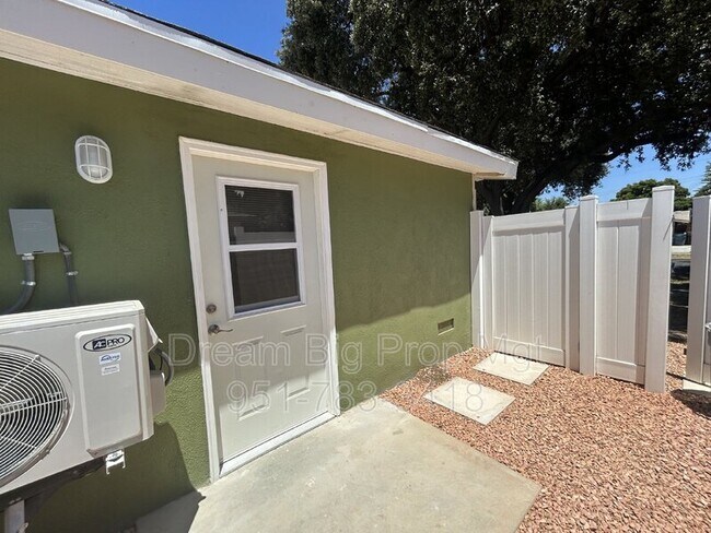 Building Photo - 6681 La Jolla Dr