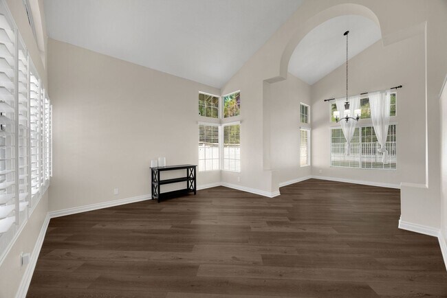 Foto del edificio - Beautiful Remodeled Two Story 4 Bed 2.5 Bath Home w/ Solar + 3 Car Garage