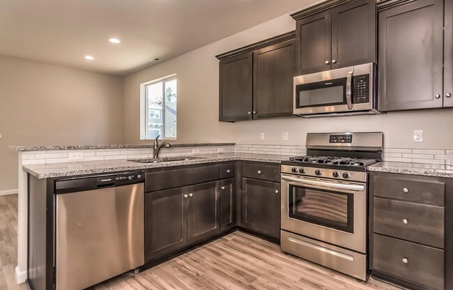 Foto del edificio - Like New 4 Bed Home Near Old Mill with A/C, Pool Access