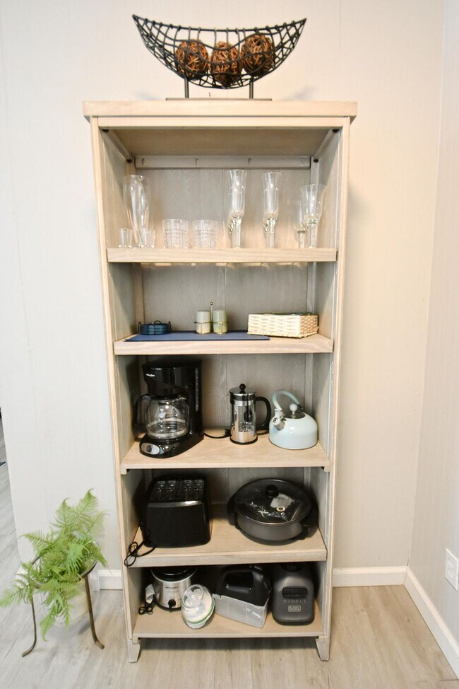 Building Photo - 815 N Twyckenham Dr